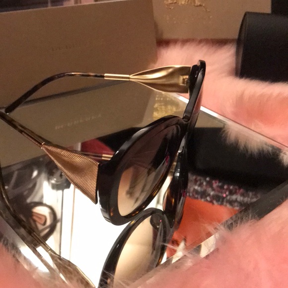 ⭐️HP⭐️New 💯Authentic Burberry Dark Havana Sunglasses - Picture 2 of 7